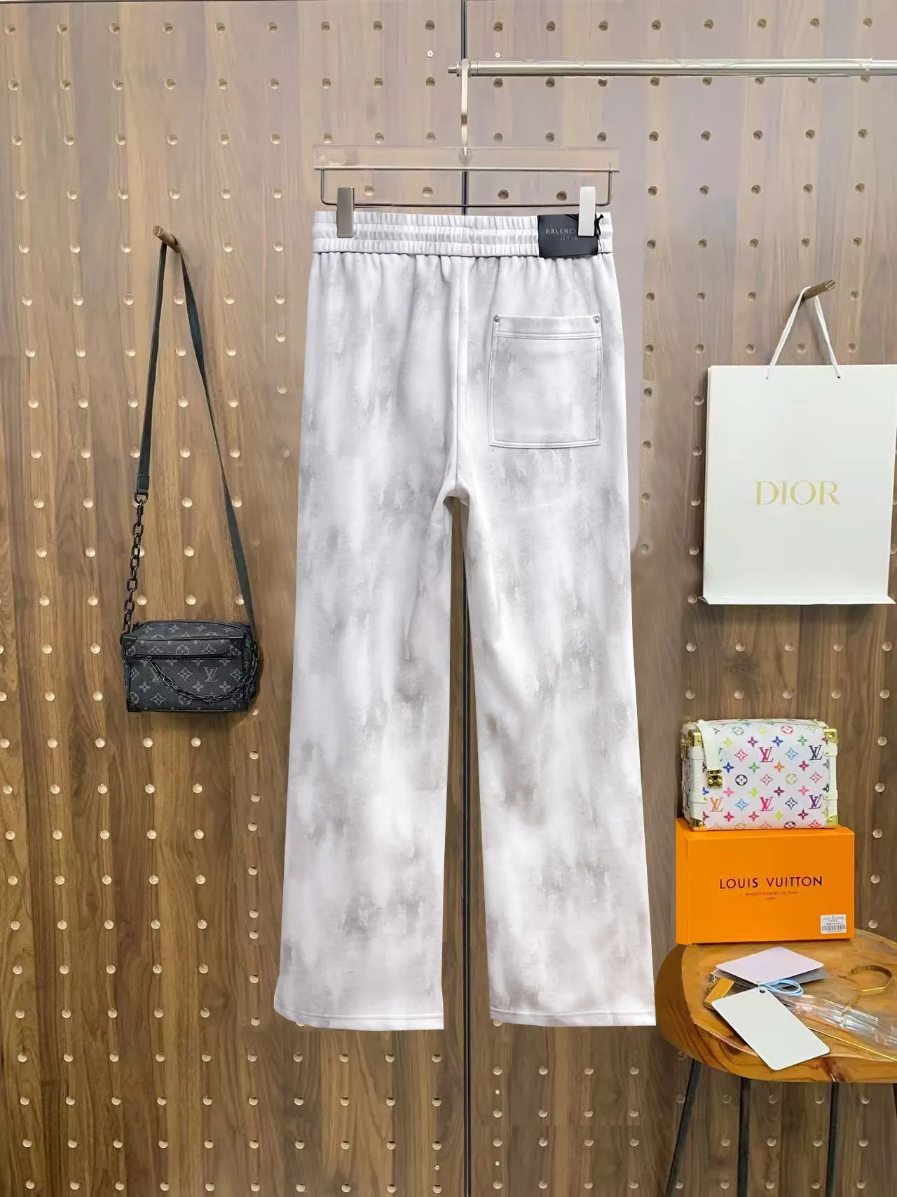 Balenciaga 🆕2026 Autumn and Winter New Arrival Casual Pants! The official website will be released simultaneously. Brand Classic LOGO casual pants, customized fabrics, excellent comfort and strong touch. Highly recognisable, perfect appearance and craftsmanship. Size:M-3XL